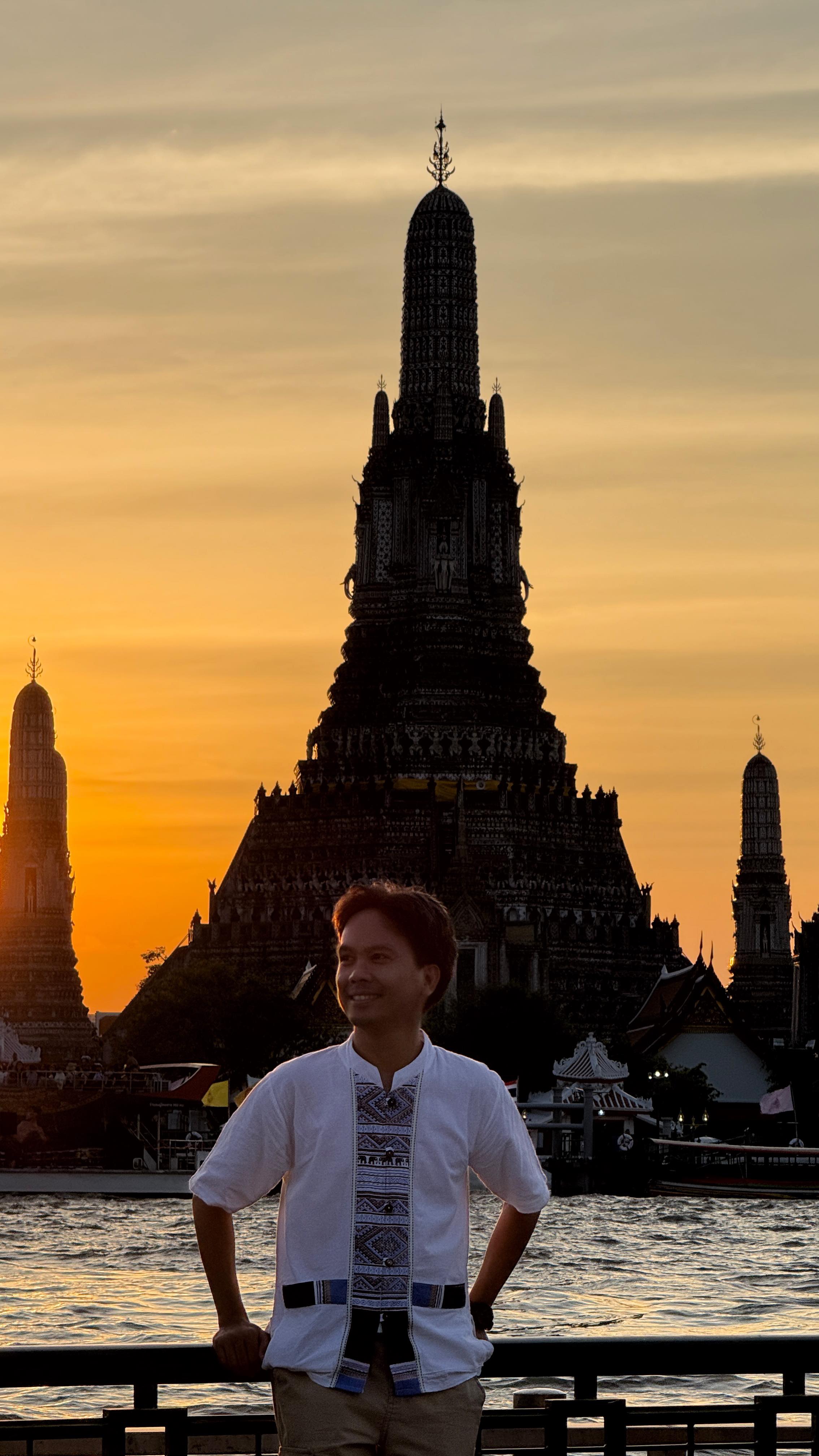 Catching golden hour at Wat Arun. Still one of the best sunset views in all of Bangkok. Add this to your must-visit list!

What other sunset spots in Bangkok should I check out next?

Want to save on hotels, tours, and activities when traveling? Use my promo codes on these travel apps:
👉🏼 Klook: MARXTERMINDKLOOK
👉🏼 Agoda: MARXAGODA / MARXACTIVITY
👉🏼 Get Your Guide: MARXTERMIND10

wat arun sunset | bangkok sunset | bangkok thailand

#marxtermindtravels
