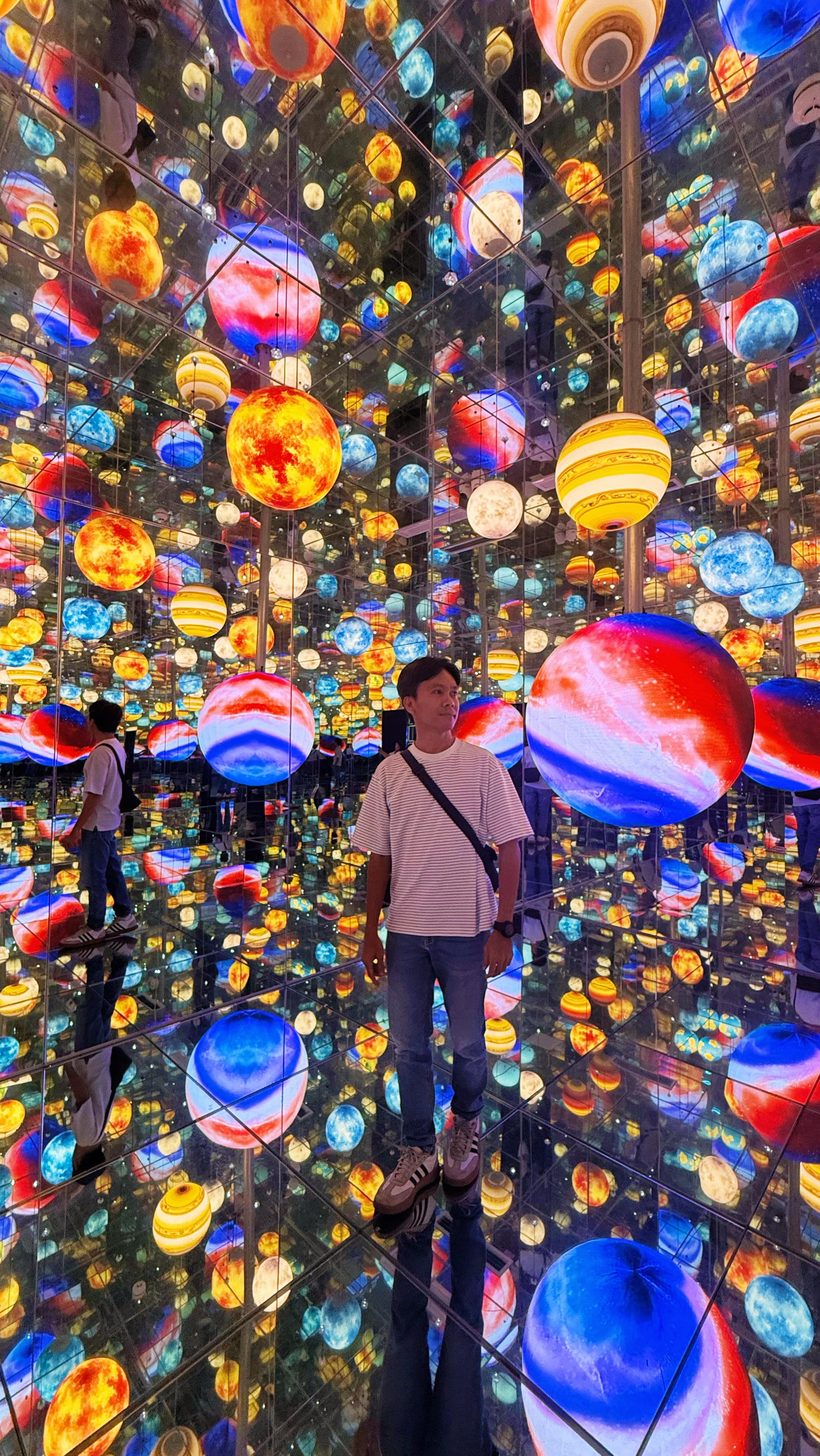 Lost in time and space. Literally! @spacetimecube.ph 

🙋🏻‍♂️ Have you been to the Space Time Cube + at S Maison?

🤳 Book this activity via Klook and use my promo code to get extra discount: MARXTERMINDKLOOK

where to go in metro manila | metro manila activities | space time cube

#marxtermindtravels