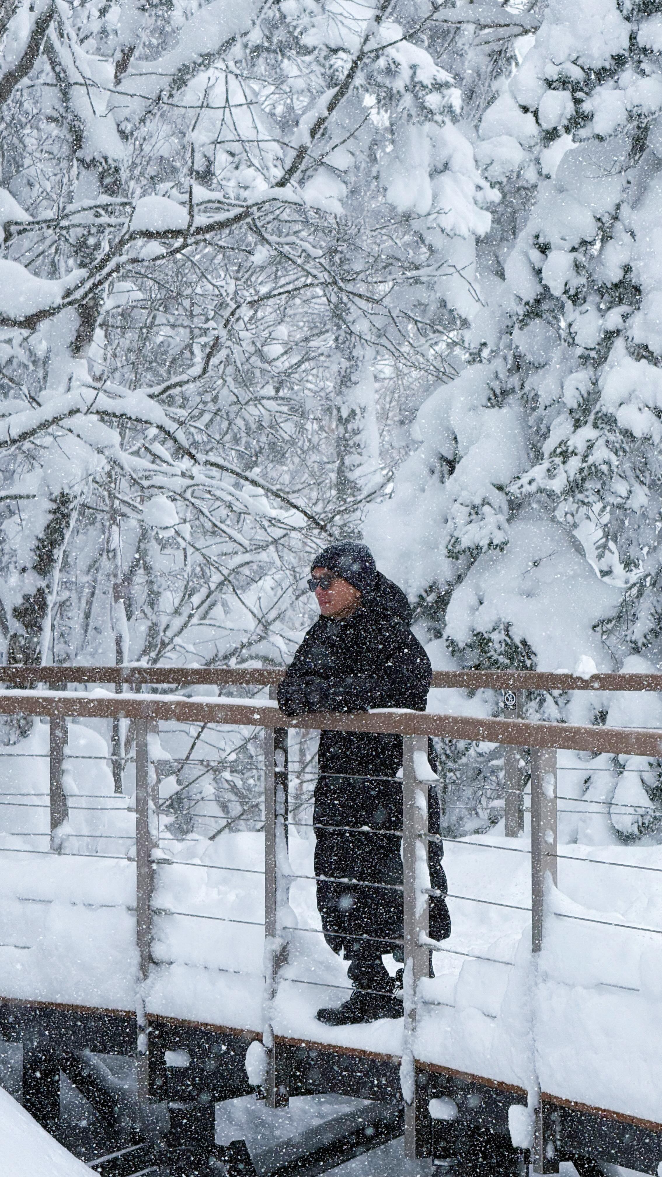 My first time in heavy snowfall. 

It looked magical, but it was freezing. 🥶

I lasted only 10 to 15 minutes outside before going back in to warm up.

Traveling to Japan soon? Don’t forget to use my discount codes on these travel apps to save on hotels, tours, and activities:
❄️ Agoda: MARXAGODA | MARXACTIVITY
❄️ Klook: MARXTERMINDKLOOK
❄️ Get Your Guide: MARXTERMIND10

japan heavy snowfall | japan winter trip | takayama snow | shinhotaka ropeway

#marxtermindtravels