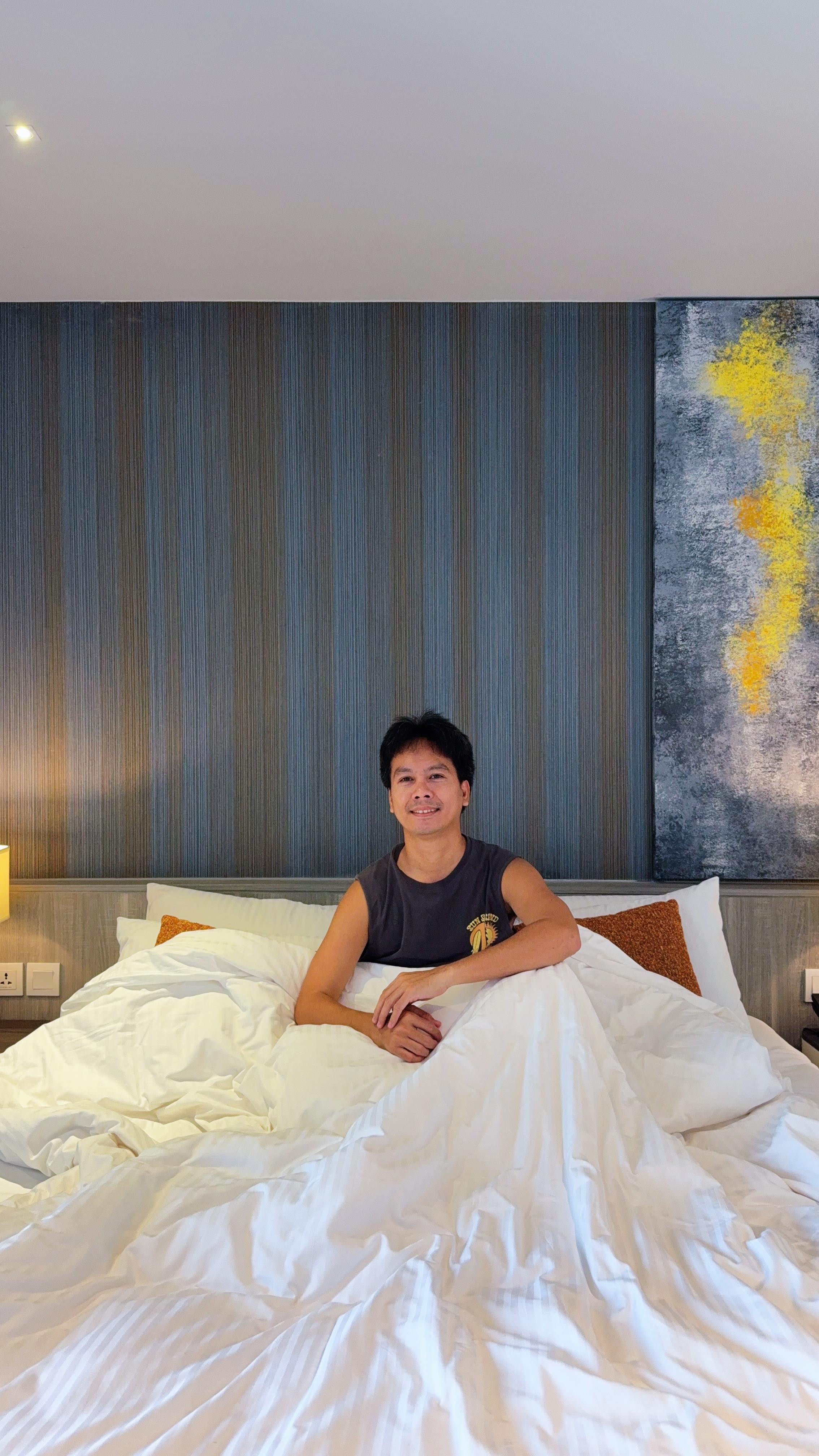 This is what it looks like when you check in at @somersetrama9.

Comfy bed, spacious room, clean spaces, city views, wonderful facilities, fun activities, delicious buffet breakfast, and that quiet kind of luxury that makes you want to extend your stay.

If only I can stay here forever. 

Planning a Bangkok trip soon? Your next home in the city might just be here. Don’t forget to save and repost this reel.

#SomersetRama9Bangkok #StayYourWay #StayRewarded #DiscoverASRThailand #AscottStarRewards #ASRMembers #marxtermindtravels